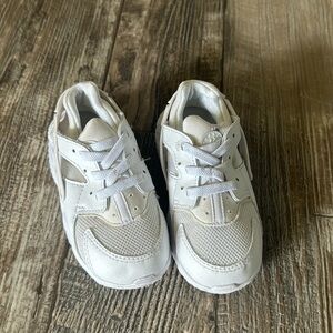 Nike Huarache Run,  White Boy or Girls Shoes .Size: 7.5